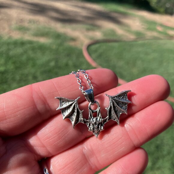 Flying Vampire Bat Halloween Pendant Necklace Jewelry - Picture 4 of 7